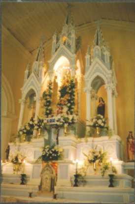 altar.jpg (51614 bytes)